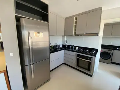 A cozinha ou kitchenette de Apartamento 3 Suítes, 2 Vagas na Meia Praia