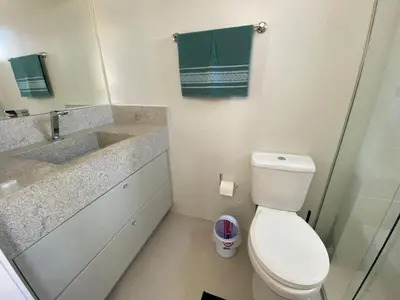 Uma casa de banho em Apartamento 3 Suítes, 2 Vagas na Meia Praia