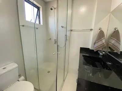Uma casa de banho em Apartamento 3 Suítes, 2 Vagas na Meia Praia