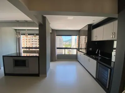 A cozinha ou kitchenette de Apartamento 3 Suítes, 2 Vagas na Meia Praia