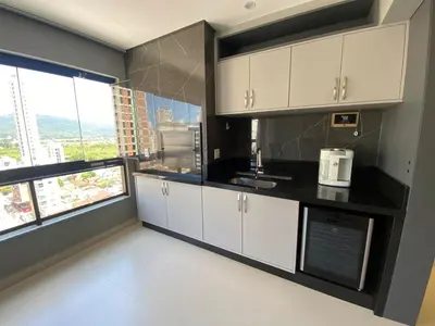 A cozinha ou kitchenette de Apartamento 3 Suítes, 2 Vagas na Meia Praia