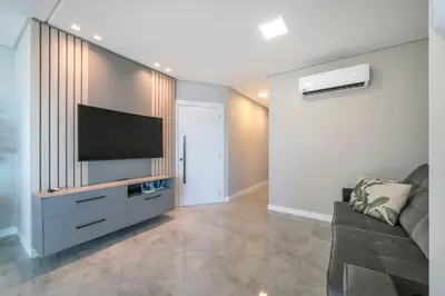 Uma televisão e/ou sistema de entretenimento em Com garagem e vista mar em Itapema SP8184