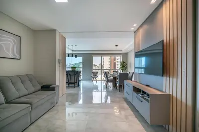 Uma televisão e/ou sistema de entretenimento em Com garagem e vista mar em Itapema SP8184