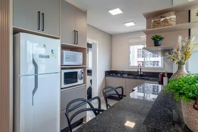 A cozinha ou kitchenette de Com garagem e vista mar em Itapema SP8184