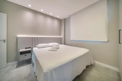 Uma cama ou camas num quarto em Com garagem e vista mar em Itapema SP8184