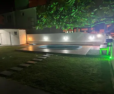 Um jardim no exterior de Casa de Praia, a 250 metros do mar, com piscina exclusiva