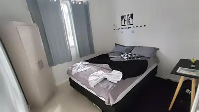 Uma cama ou camas num quarto em Quarto Casal Elegance Piscina e Tela TV Pousada Tijucas Lua encantada