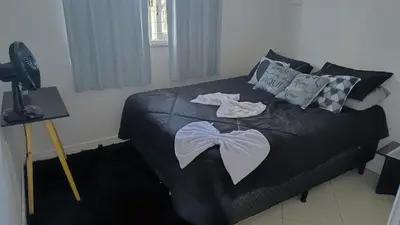 Uma cama ou camas num quarto em Quarto Casal Elegance Piscina e Tela TV Pousada Tijucas Lua encantada