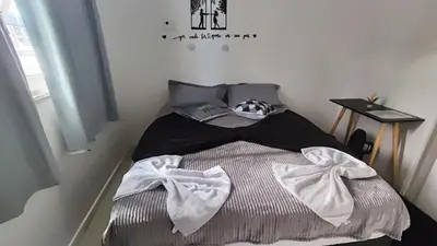 Uma cama ou camas num quarto em Quarto Casal Elegance Piscina e Tela TV Pousada Tijucas Lua encantada