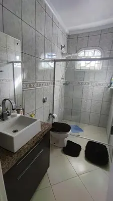Uma casa de banho em Quarto Casal Elegance Piscina e Tela TV Pousada Tijucas Lua encantada