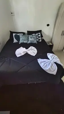 Uma cama ou camas num quarto em Quarto Casal Elegance Piscina e Tela TV Pousada Tijucas Lua encantada