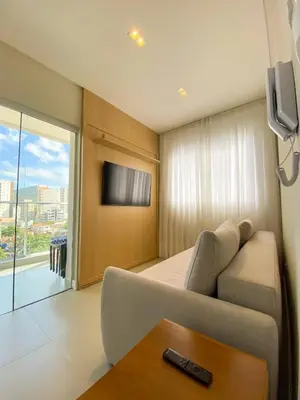 Uma televisão e/ou sistema de entretenimento em Conforto e modernidade na praia 400m - mar