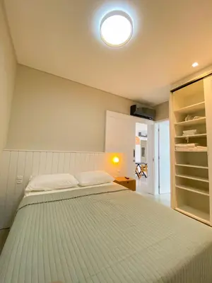 Uma cama ou camas num quarto em Conforto e modernidade na praia 400m - mar