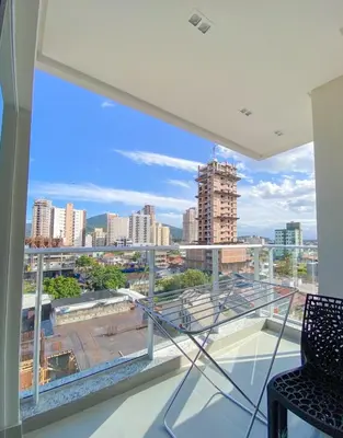 Uma varanda ou terraço em Conforto e modernidade na praia 400m - mar
