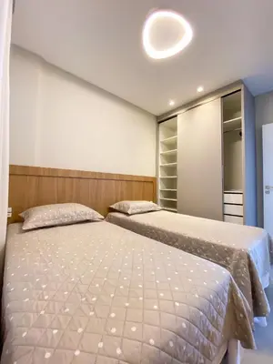 Uma cama ou camas num quarto em Conforto e modernidade na praia 400m - mar