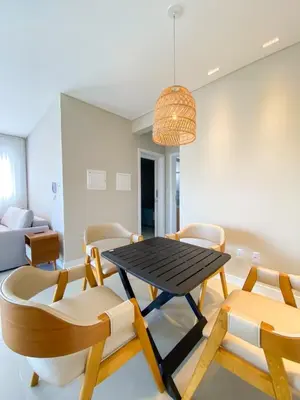 Uma área de estar em Conforto e modernidade na praia 400m - mar