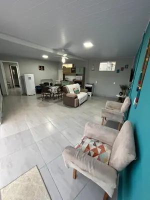 Uma área de estar em Casa a 10 minutos a pé da praia e restaurantes