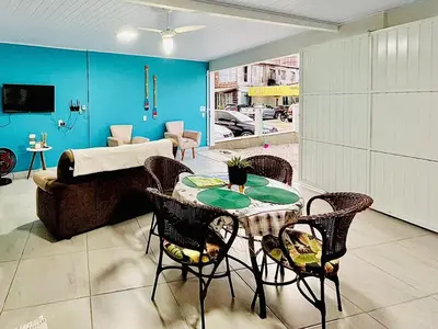 Uma televisão e/ou sistema de entretenimento em Casa a 10 minutos a pé da praia e restaurantes