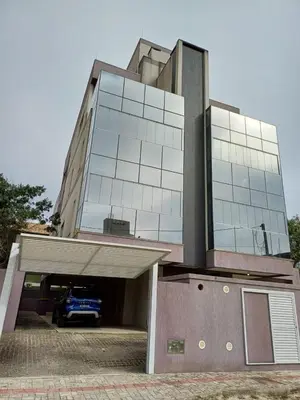 A planta de 3 suítes próximo do mar na Praia Mariscal