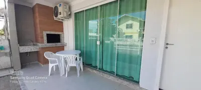 Uma televisão e/ou sistema de entretenimento em Casa com 02 quartos, Meia Praia - Itapema