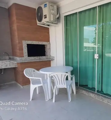 Uma televisão e/ou sistema de entretenimento em Casa com 02 quartos, Meia Praia - Itapema