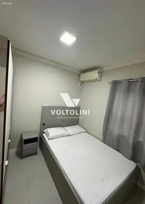 Uma cama ou camas num quarto em 03 APARTAMENTO BEIRA MAR NO 2º ANDAR - Apto 03