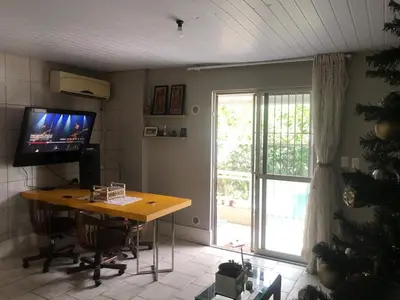 Uma televisão e/ou sistema de entretenimento em Private Sobrado Alugo