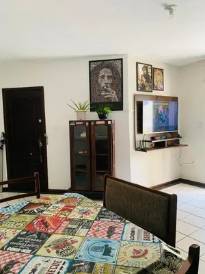 Uma televisão e/ou sistema de entretenimento em Apto com ótima localização