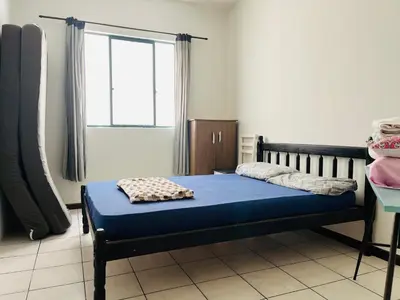 Uma cama ou camas num quarto em Apto com ótima localização