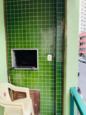Uma televisão e/ou sistema de entretenimento em Apto com ótima localização