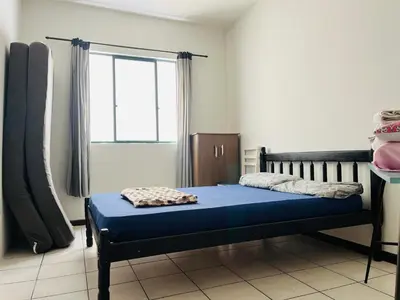 Uma cama ou camas num quarto em Apto com ótima localização