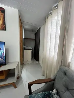 Uma televisão e/ou sistema de entretenimento em Casa a 1 km da praia