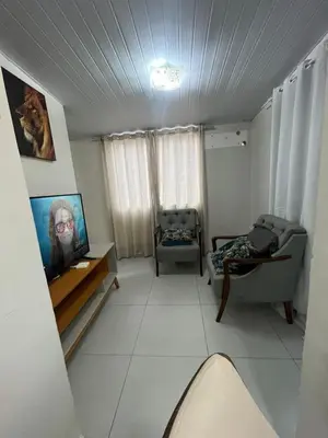 Uma televisão e/ou sistema de entretenimento em Casa a 1 km da praia