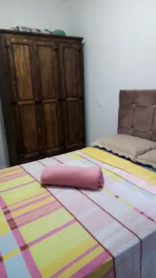 Uma cama ou camas num quarto em Apto Tijucas lá vie