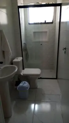 Uma casa de banho em Apto Tijucas lá vie