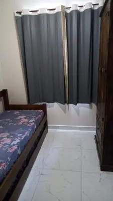 Uma cama ou camas num quarto em Apto Tijucas lá vie