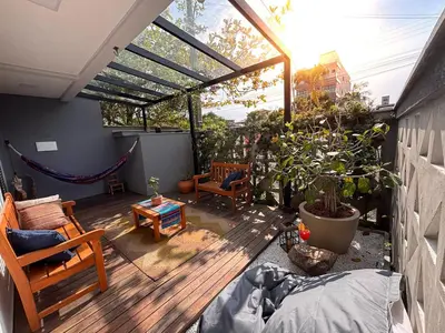 Um jardim no exterior de Duplex com hidro - 200m da Praia de Mariscal
