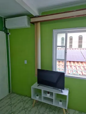 Uma televisão e/ou sistema de entretenimento em Casa em Ganchos