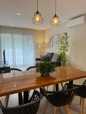 Uma área de estar em NOVO apartamento a poucos passos do mar