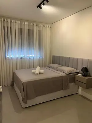 Uma cama ou camas num quarto em NOVO apartamento a poucos passos do mar