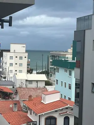 Uma vista do mar geral ou uma vista do mar a partir do apartamento
