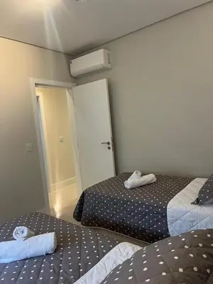 Uma cama ou camas num quarto em NOVO apartamento a poucos passos do mar