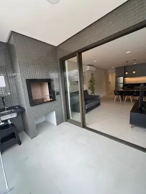 Uma área de estar em NOVO apartamento a poucos passos do mar