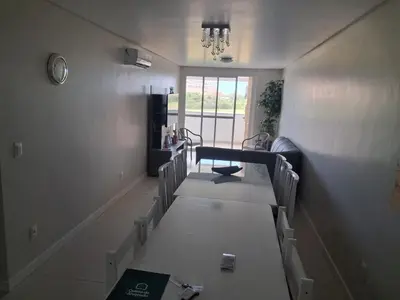 Uma televisão e/ou sistema de entretenimento em Palmas Maravilhoso Beach Apartment!