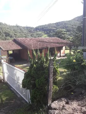 Uma vista geral da montanha ou uma vista da montanha a partir do aldeamento turístico