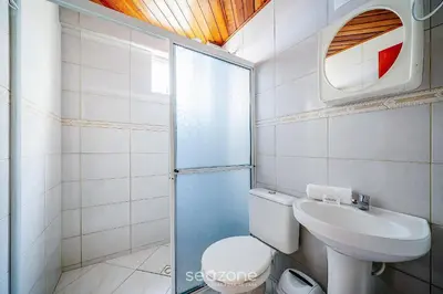 Uma casa de banho em Apto c/churrasq. a 3min da Praia de Bombas FDL101