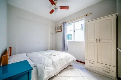 Uma cama ou camas num quarto em Apto c/churrasq. a 3min da Praia de Bombas FDL101