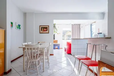 A cozinha ou kitchenette de Apto c/churrasq. a 3min da Praia de Bombas FDL101