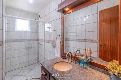Uma casa de banho em Apto 3Q frente-mar c/ churrasq. em Itapema CON0101
