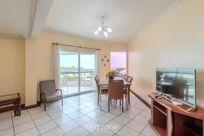 Uma televisão e/ou sistema de entretenimento em Apto 3Q frente-mar c/ churrasq. em Itapema CON0101